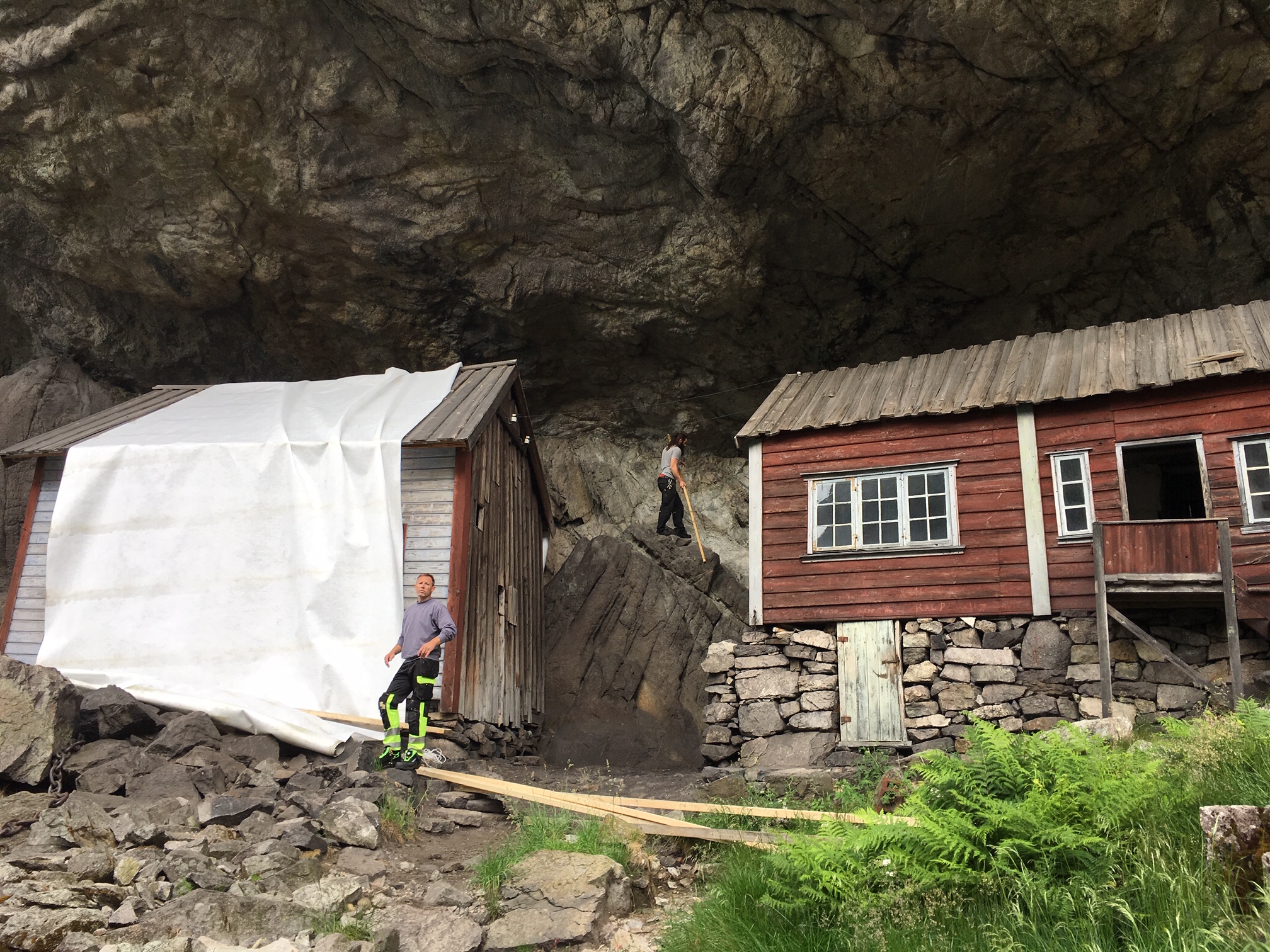 Helleren i Jøssingfjord tildekket for fjellrensking juni 2019