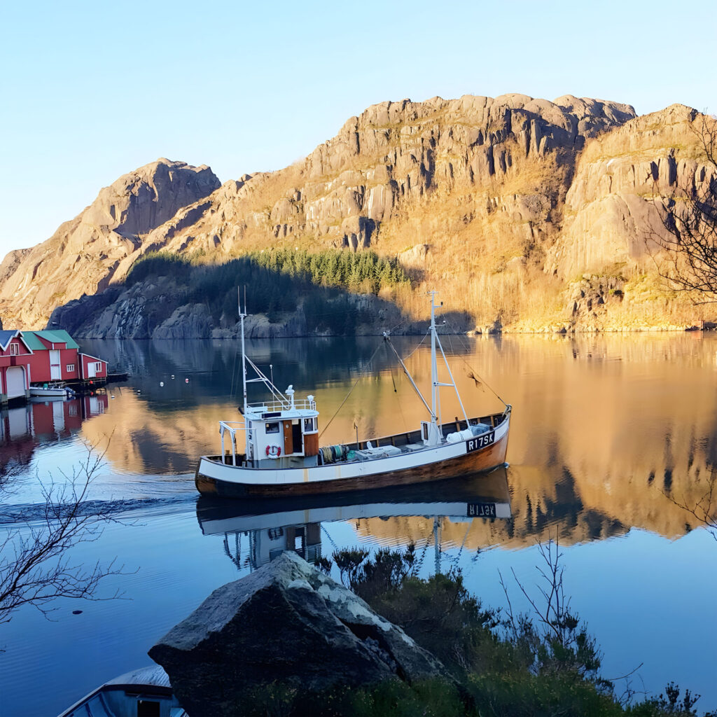 En fiskebåt i en fjord